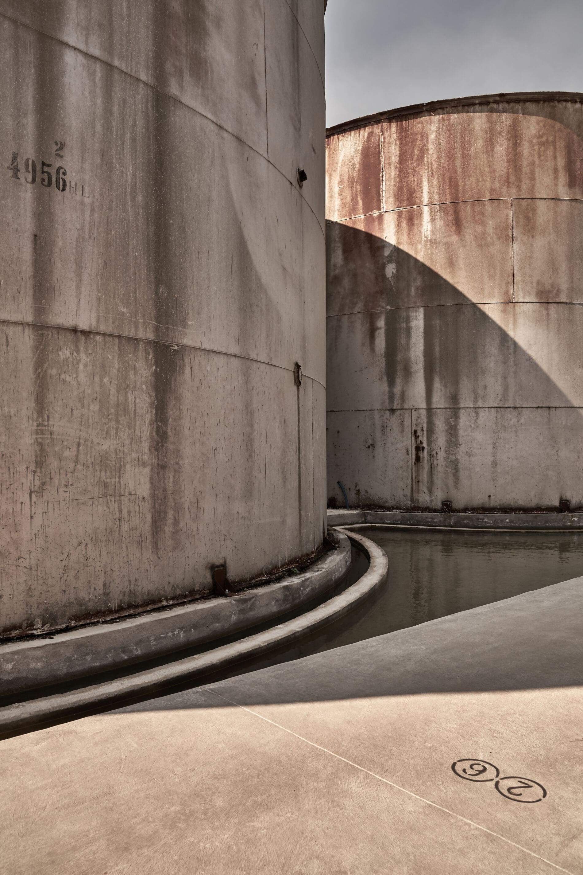 A concrete wall with a pipe on the side.