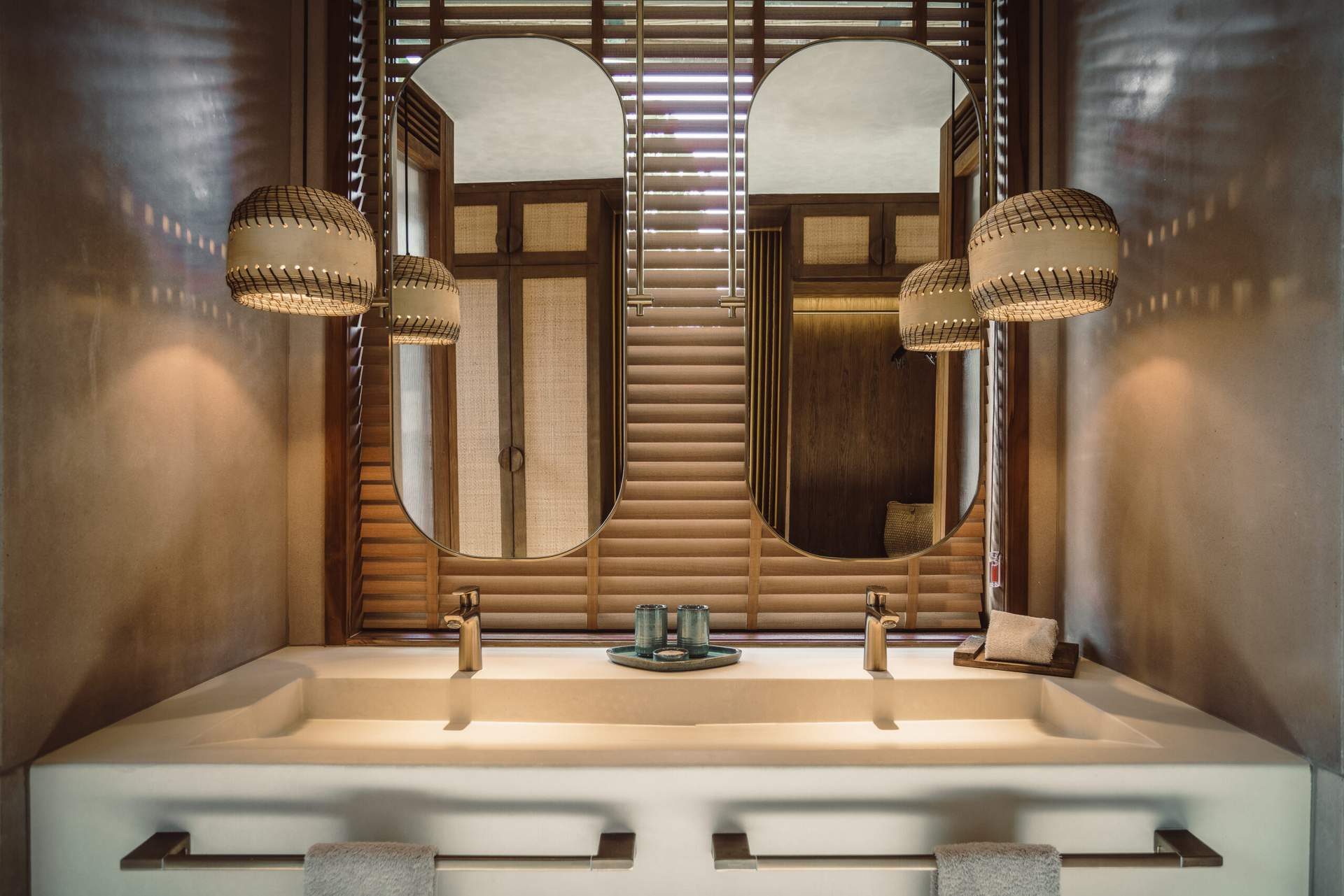 A bathroom with a sink and a mirror.