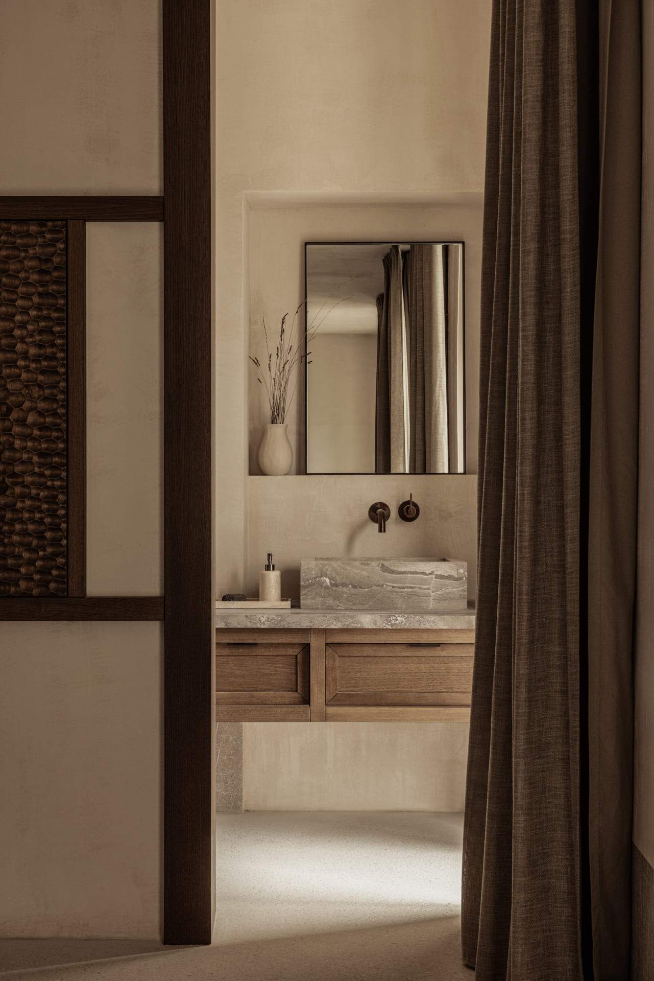 A bathroom with a sink and mirror.